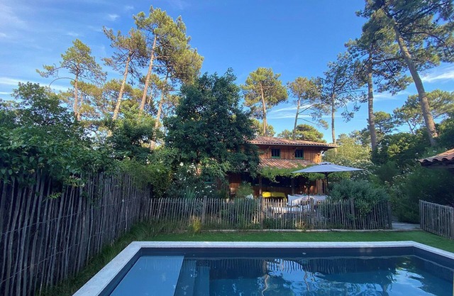 2 houses with swimming pool / capacity of 18 people