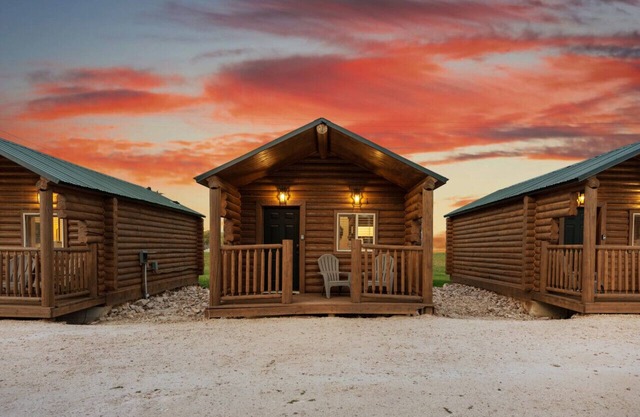 #2 Jeep Cabin, Newly Remodeled! AC! New Beds! Sleeps 4