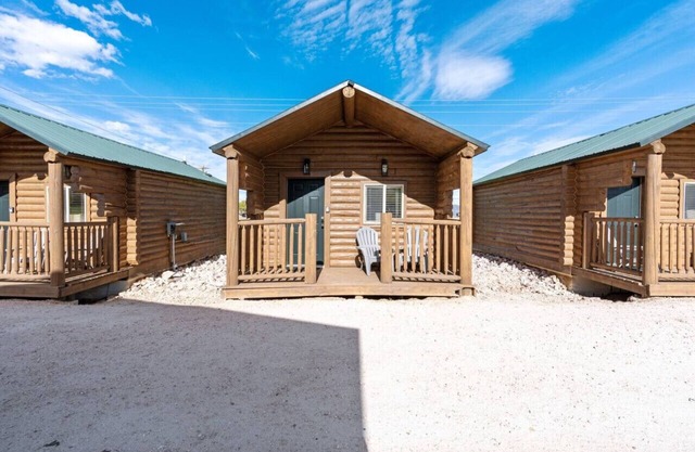 #2 Jeep Cabin! Newly Remodeled! AC! Sleeps 4!