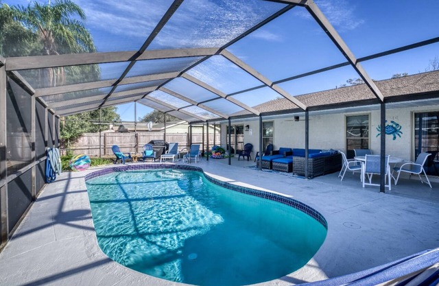 2 King bed, heated pool, game room, close to SRQ