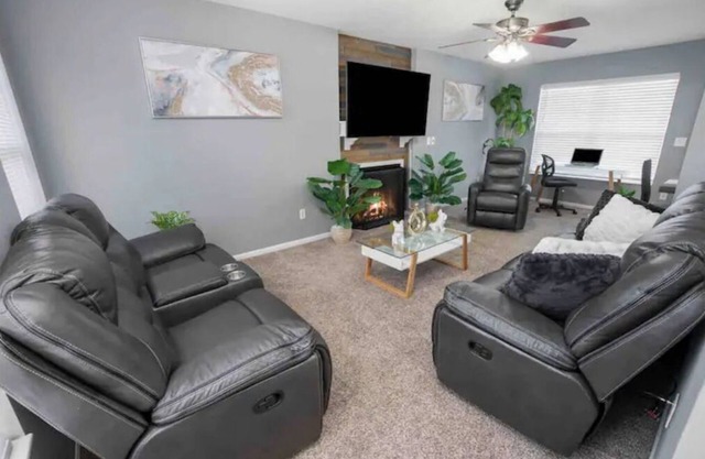 2 King beds; The Sunset house/4bd/2 1/2 baths
