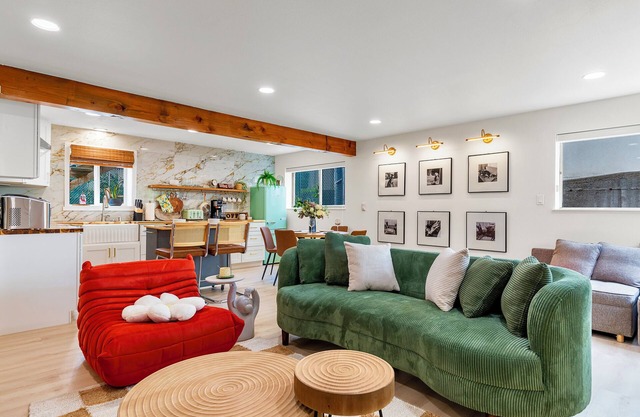 2 King Suite BBQ Free parking 93 Walking score Pet-friendly