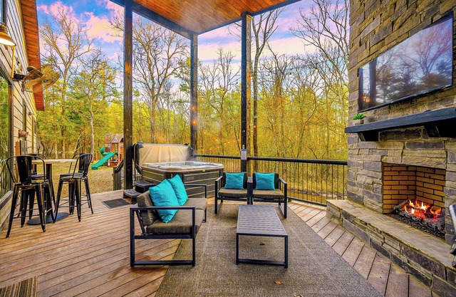 2 Kings, Playset, Hot Tub & Games in Hochatown