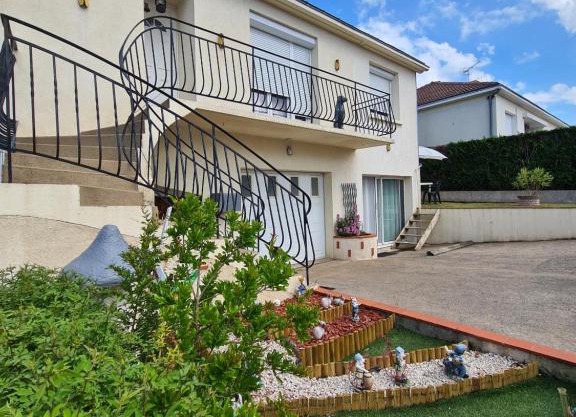 2 logements séparés 2 et 5 couchages au Rez-de-Chaussée à Chambretaud, 5 min Puy du Fou