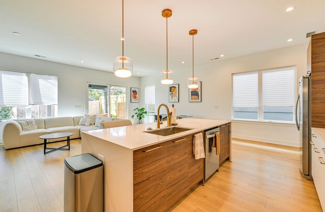 2 Mi to Bank of America Stadium: Townhome w/ Patio