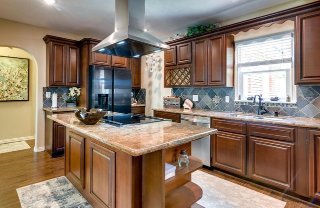 2 Mi to Beach Galveston Vacation Rental!