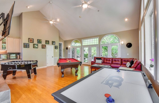 2 Mi to Clemson: Central Villa w/ Deck, Near Lakes