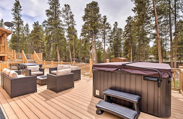 Luxury Leadville Getaway w/ Hot Tub!