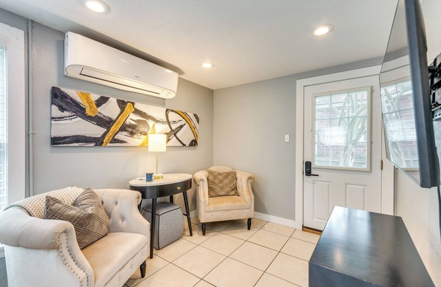 2 Mi to Dtwn Pensacola: Dog-Friendly Apartment