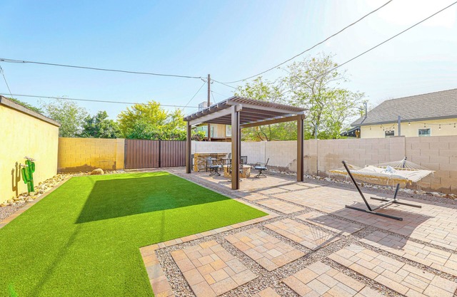 2 Mi to Dtwn Phoenix: Historic Home w/ Yard