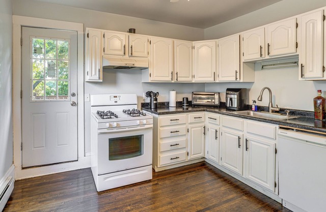 2 Mi to Dtwn! Walkable Minneapolis Apt w/Deck