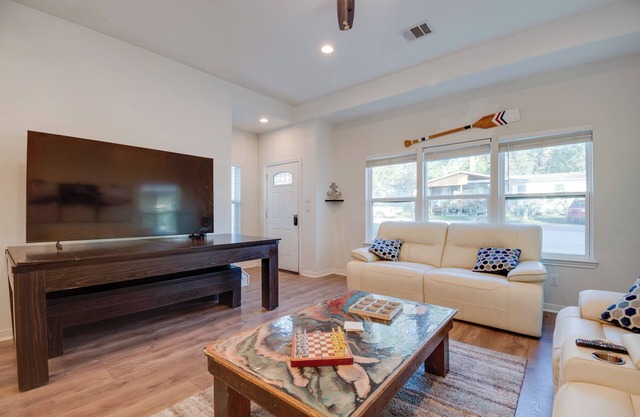 2 Mi to Lake Conroe Access: Home w/ Pool Table!