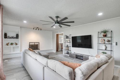 2 Mi to Lake Hefner Modern Townhome!