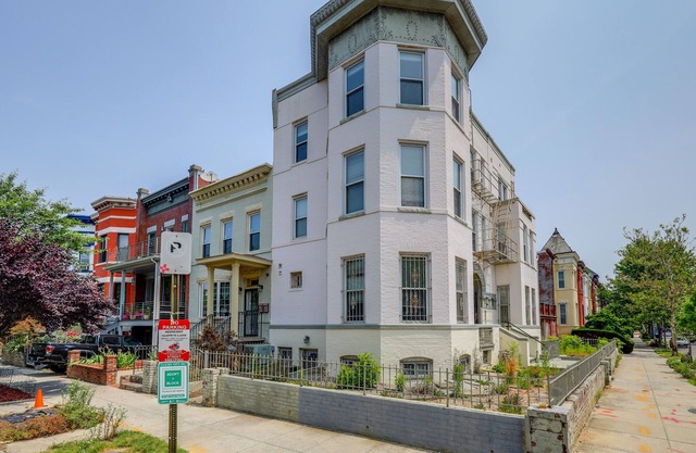 2 Mi to National Mall: WFH-Friendly DC Townhome