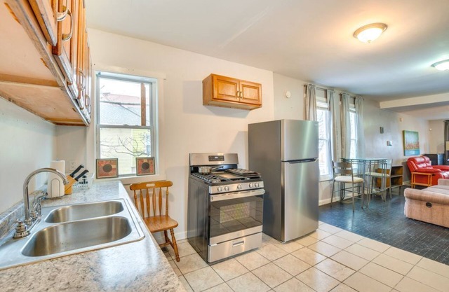2 Mi to Red Line: Chicago Home Near Sherman Park