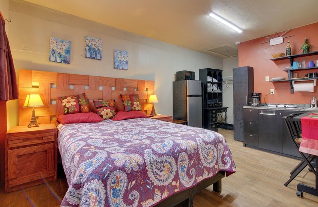 2 Mi to Shopping & Dining: Santa Rosa Studio