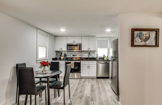 2 Mi to USC Campus: Peaceful Apartment w/ Yard