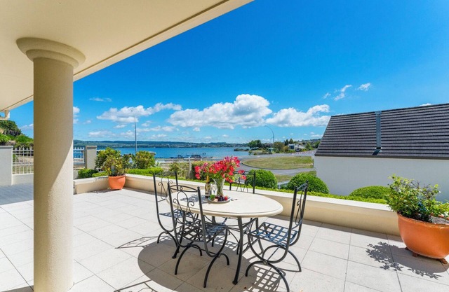 2 Mile Lakehouse - stunning lake views!