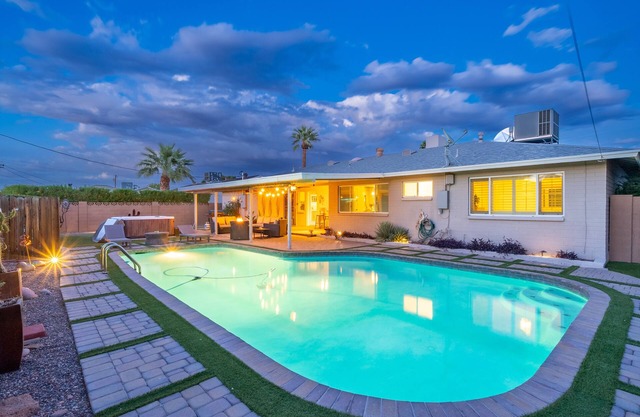 2 miles to Old Town Scottsdale! HOT TUB & Pool