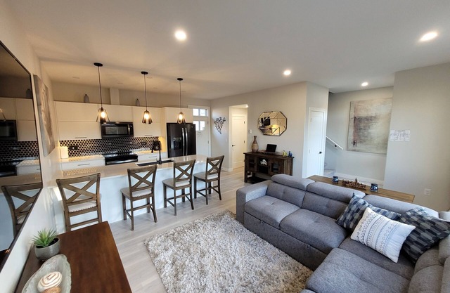 2-Min Lake Stroll: Chic 2-Bed Downtown Gem!\r \r