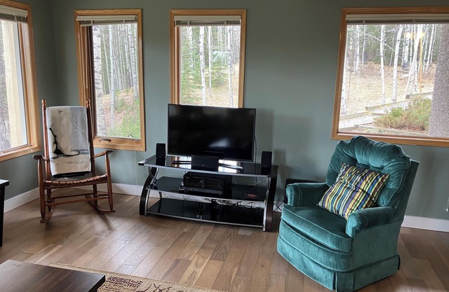 2 Min to Kananaskis! Beautifully Furnished 1640 sq ft Lower Suite on Acreage.