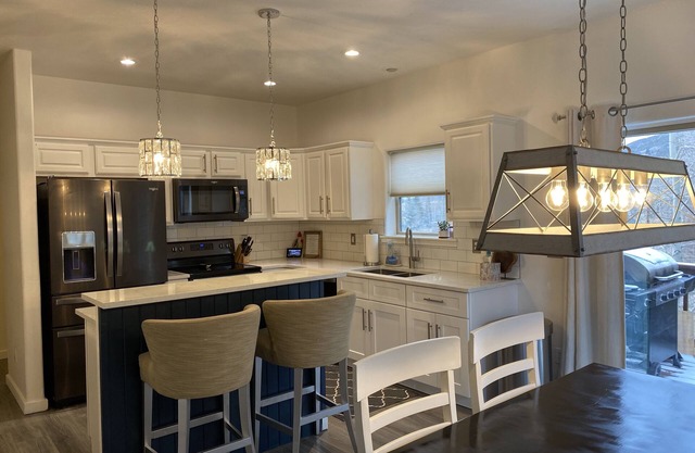 2 min to Keystone - Stylish / Amazing Location - Hot Tub, Pool table, Ping Pong!
