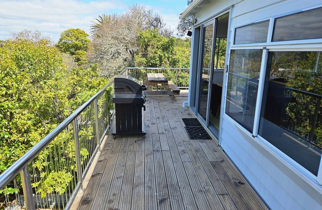 2 min walk to the shops,restaurants and bars with a hot tub