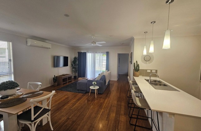2 min walk Westfield North Lakes, 711 KFC Adjacent, 45m Train to BNE CBD