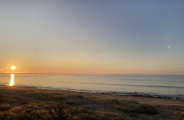 2 mins to the beach
