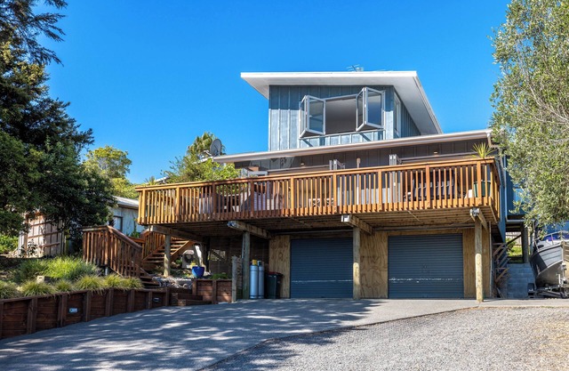 2 minute drive to the beach, 3 minute walk to the pool, spa at the property