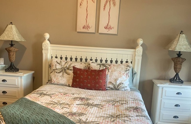 2 MINUTE DRIVE TO THE BEACH. End unit overlooking the Gulf and pool.