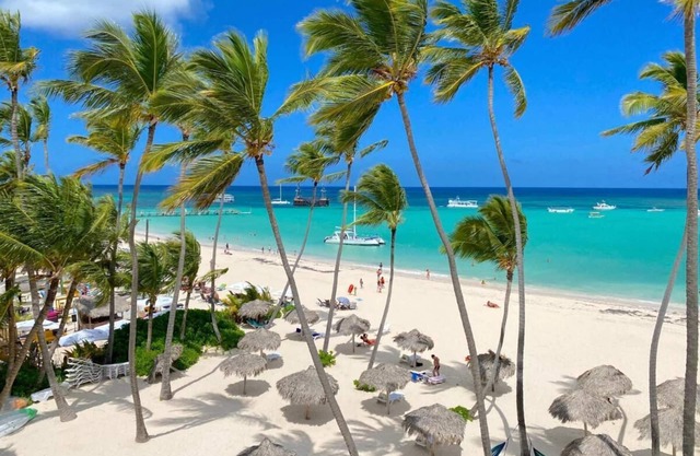 2 Minute Walk to Beach 1bdrm Condo with Pool