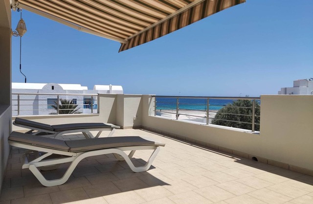 2 minutes from the beach, safe, high-standard studio with beautiful sea view.