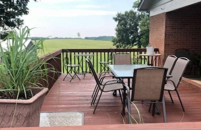 2 minutes from the mine - Comfortable 3 bedroom house loaded with charm.