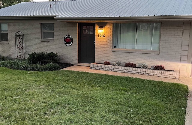 2 minutes to Baum Stadium! 2 minutes to the interstate. Quiet neighborhood.