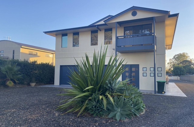 2 minutes to the Murray River large Family home