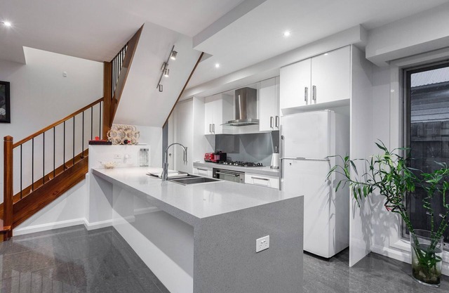 2 Minutes Walk to the Beach and Cafe, 10 Minutes' Walk to Restaurants and Shops