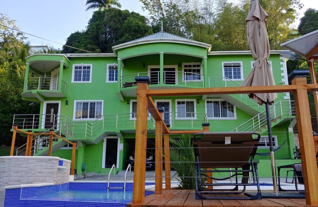 2 Mountain View Apartment With Pool