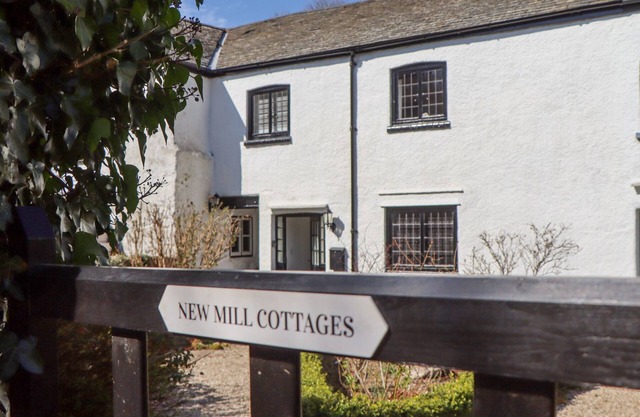 2 NEW MILL COTTAGES, pet friendly, with open fire in North Bovey