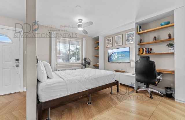 2 Oak Shores STUDIO Just a short walk to the beach!