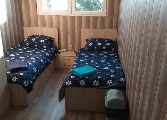2 osobowe kawalerki w domkach FreezerHause Kozery- NoclegiGrodziskPL 792-535-535