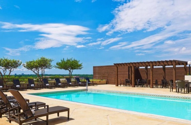 2 Peaceful Rooms with City View Near Key Dallas Attractions