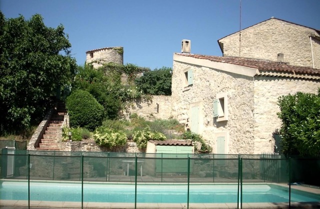 2 picturesque cottages for 6/8 people Luberon