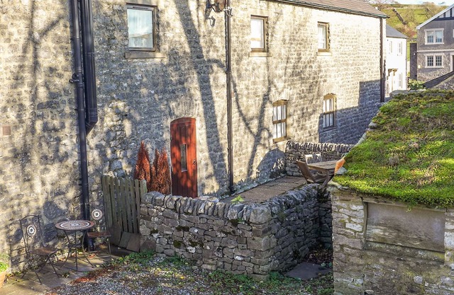 2 Mews primitivos, CHELMORTON