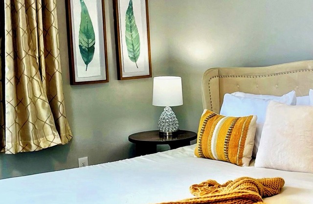 Free off-street Park+3 BR *Walk to PNC & Acrisure*