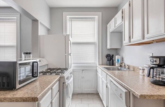 2 private suites, 2 full kitchens - 1st floor