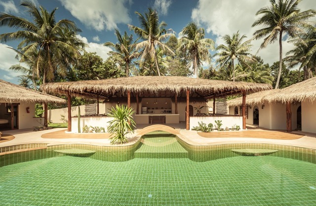 Baan Maprao, 10 habitaciones, 2 piscinas, 2 villas privadas, con capacidad para 20 huéspedes.
