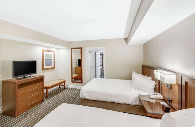 2 Queen Beds 1BR Suite, Hilton Phoenix Tapatio Cliffs, Seven Pools, Water Slide