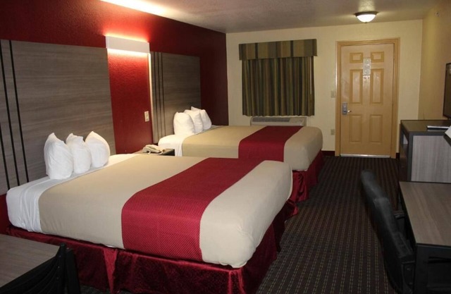 2 Queen Beds Room, Scottish Inns, Free Parking, Located just off I-35