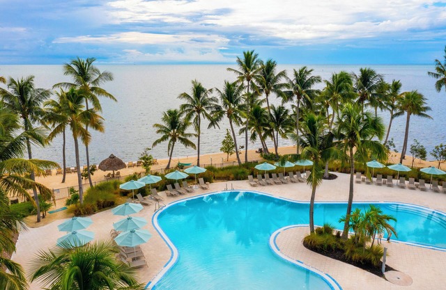 Short Distance From The Well Known Sites! Pool, Free Parking, Pets Allowed